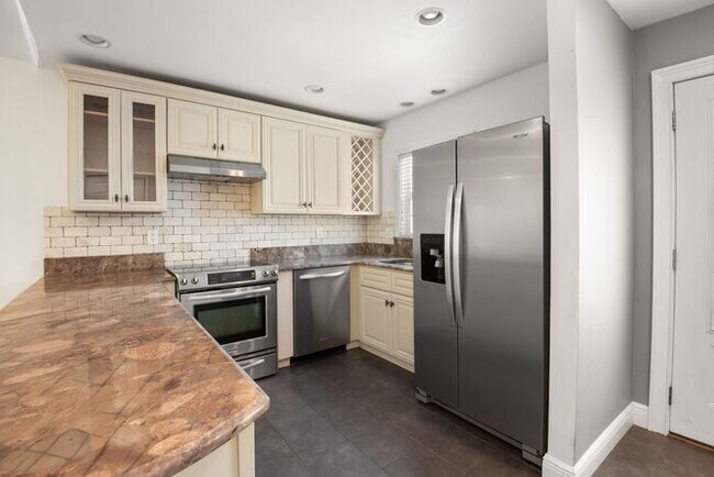 Building Photo - BEAUTIFUL Home For Rent in Lakewood Estates!