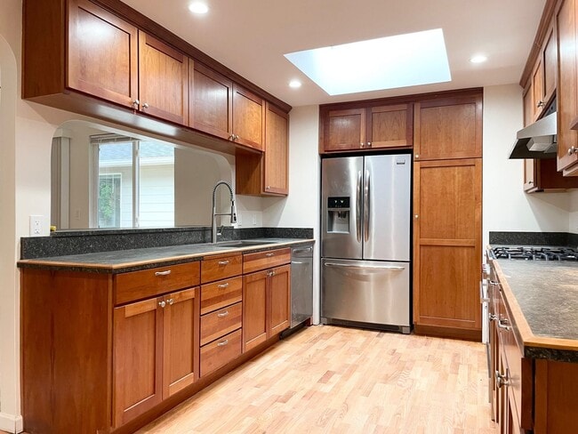 Building Photo - Remodeled 3+1 Bed 2 Bath Rambler in Juanita