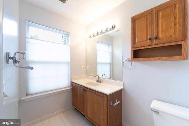 Building Photo - 413 Lakeview Ct