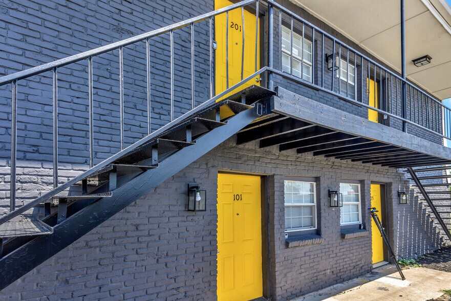 Building Photo - 901 Bessie St