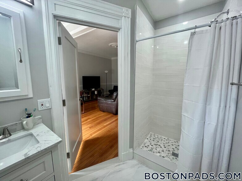 Building Photo - 917 Beacon St