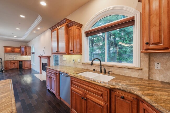 Building Photo - Luxury Detached Townhome in Redondo Beach