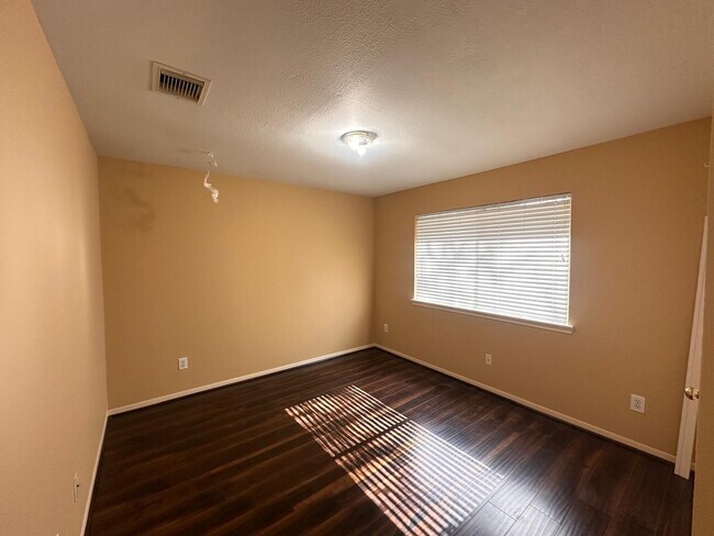 Building Photo - 1607 Parkview Ln