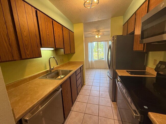 Building Photo - 2 Bedroom 2 Bathroom Sits Right on the Sho...