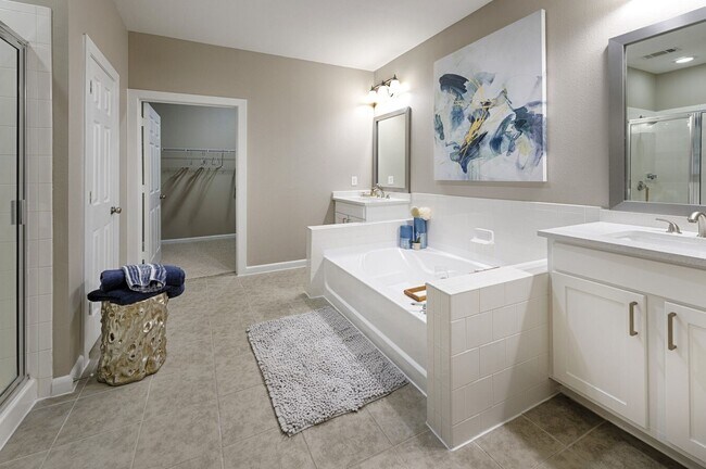 Building Photo - Spacious Floor Plans & Premium Amenities Await