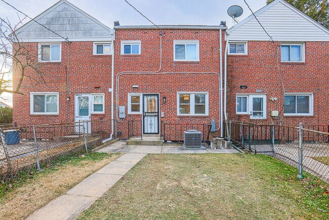 Building Photo - RENOVATED PARKVILLE TOWNHOME 3BR 1.5BA