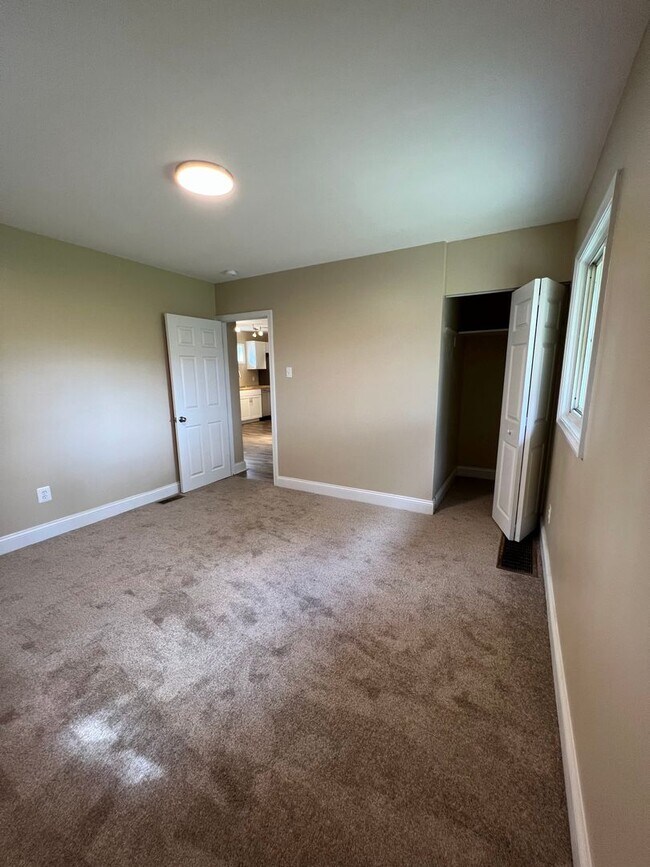 Building Photo - 4 Bed/1 Bath Home in Penn Hills-Completely...