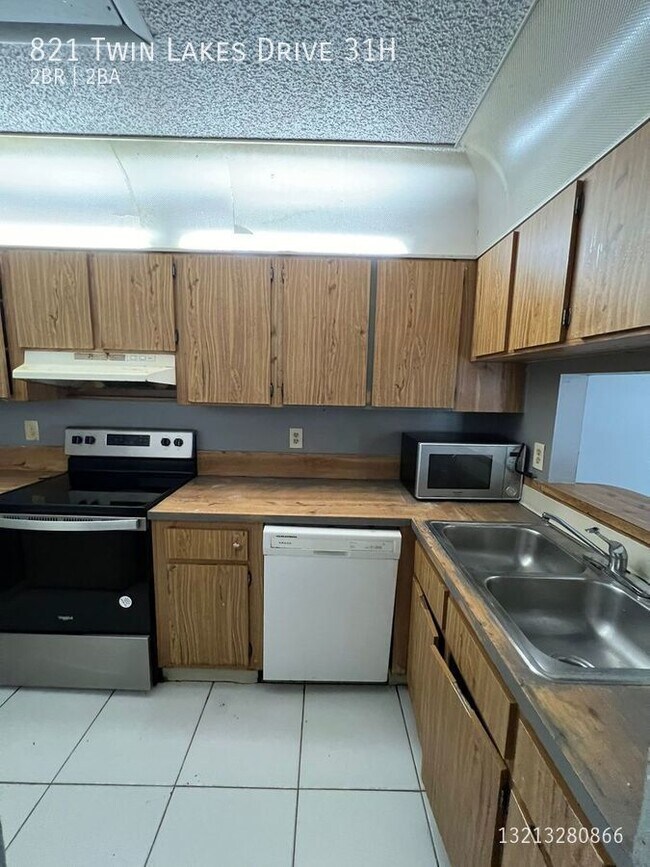 Building Photo - 821 Twin Lakes Dr
