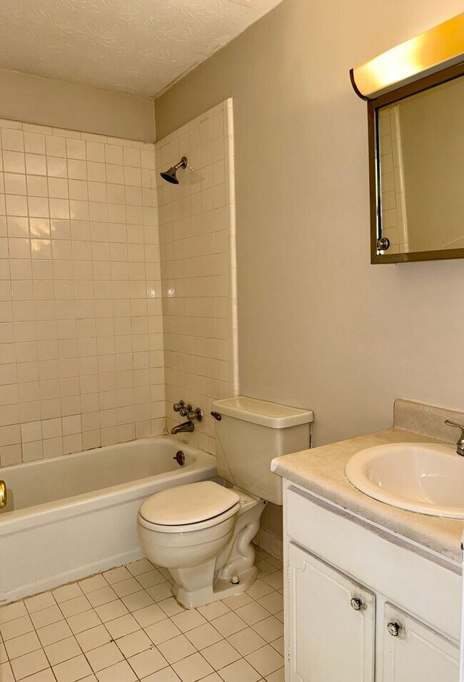 Building Photo - Updated 3 Bed Ranch on Quiet Cul-de Sac!