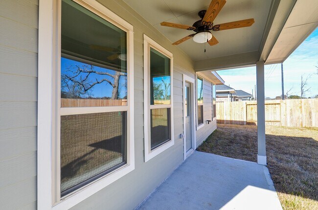 Building Photo - 7919 Royal Palm Dr