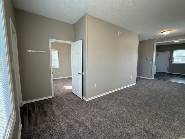 Building Photo - 3 Bedroom Home with Basement & Yard