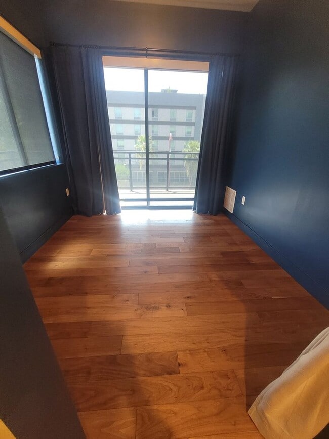 Building Photo - Resort Living in Midtown!!  Pool, Dog walk...