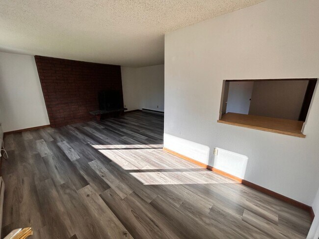 Building Photo - Spacious 2 Bed, 1 Bath on South Hill!