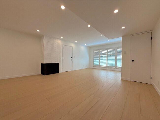 Building Photo - Newly-Updated 1 Bedroom Apartment with Laundry In-Unit in West Hollywood
