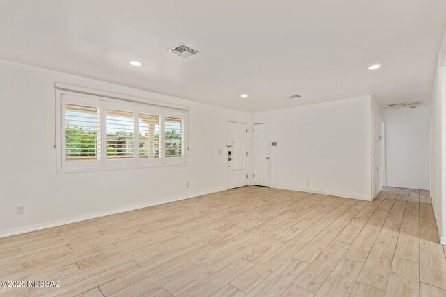 Building Photo - 434 S Vista Del Rio