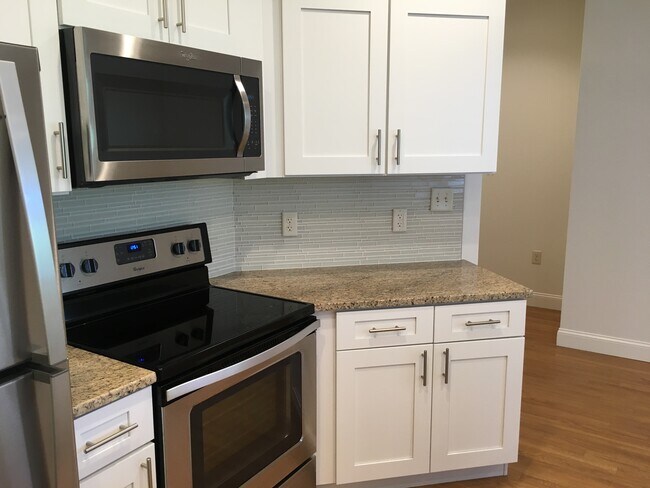 Building Photo - Red Oak at 875 Elm Street