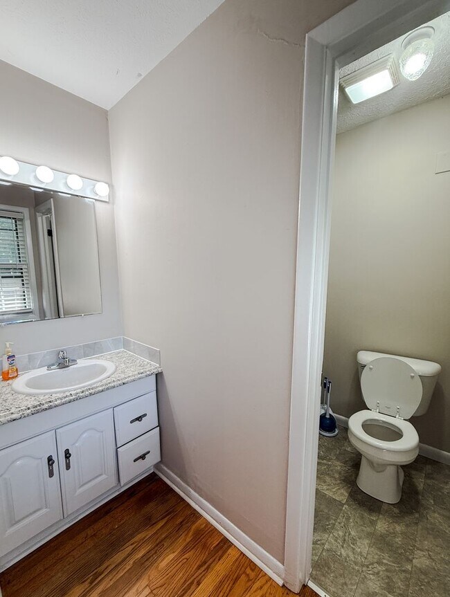 Building Photo - 7220 Ainsley St