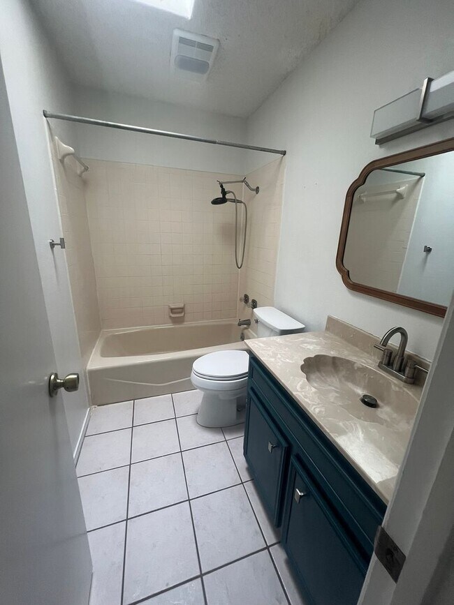Building Photo - Very Nice 3 Bedroom