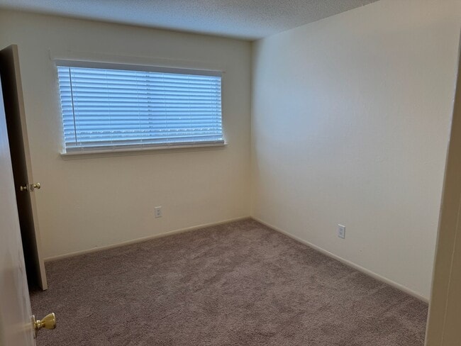 Building Photo - 870 Pearl Dr