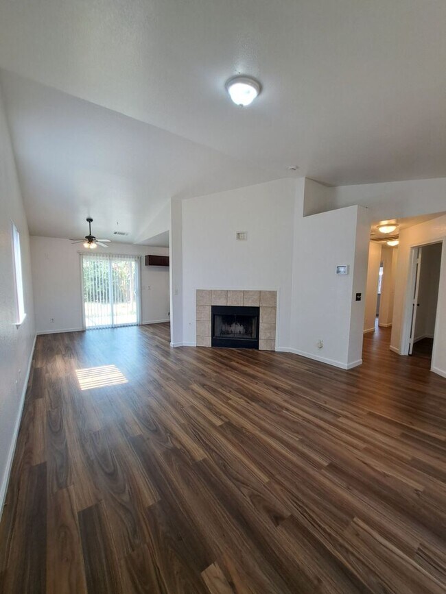 Building Photo - Single Level 3BR Home w/ Backyard Ready to...