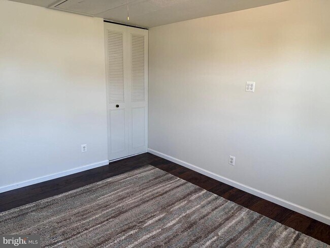 Building Photo - 5079 Macnamara Dr