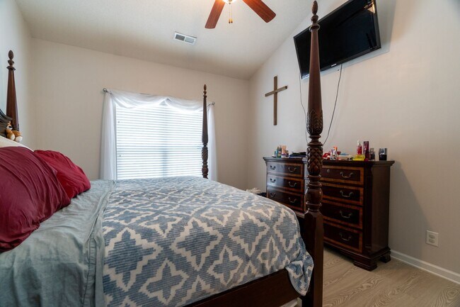 Building Photo - Beautiful townhome in Whitsett NC