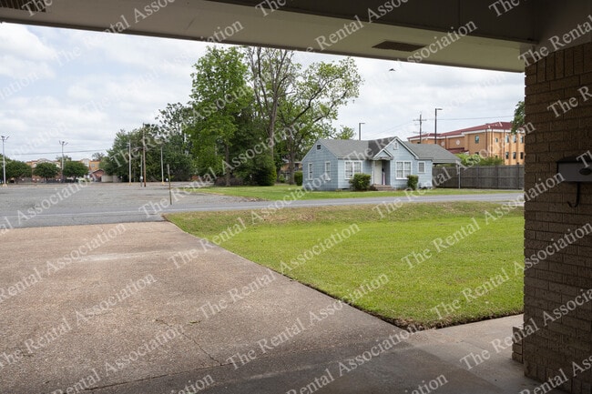 Building Photo - 905 N McGuire Ave