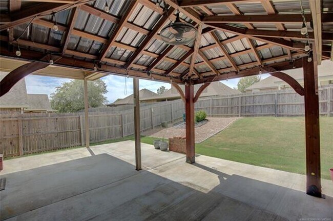 Building Photo - Spacious 4 Bed | 2 Bath | Large backyard | Bixby