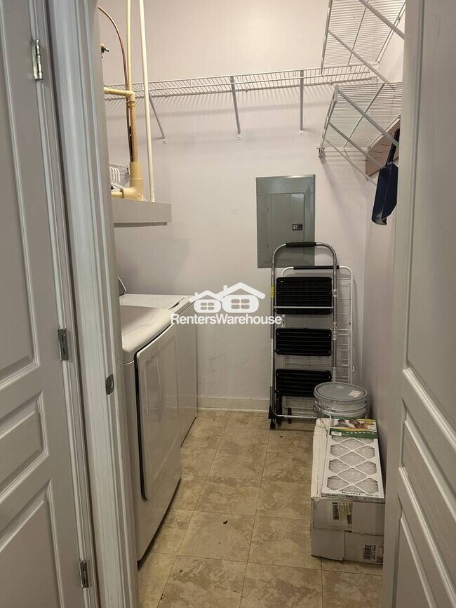 Building Photo - Perfectly located 2-bedroom 2 bath Condo
