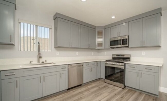 Building Photo - 1348-1348 E Vernon Ave