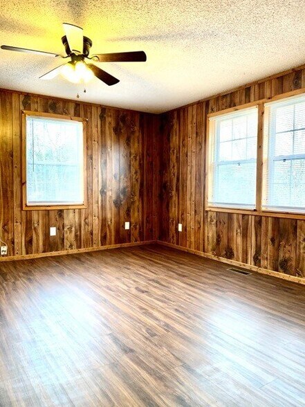 Building Photo - 3-Bedroom Woodlawn Retreat with Gleaming Hardwoods & Spacious Layout!