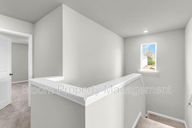 Building Photo - 205 Maple Hl Dr