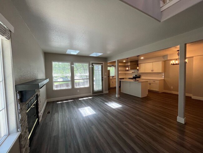 Building Photo - Incredible condo with 2 car garage