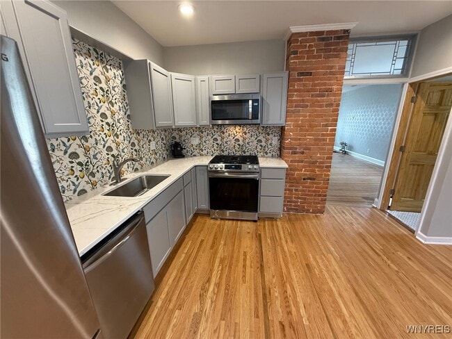 Building Photo - 11 Baynes St