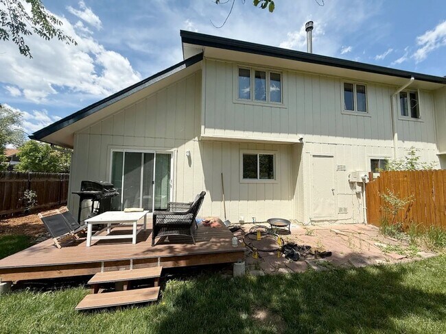 Building Photo - Spacious 3BR + Bonus Room / Office – Garag...