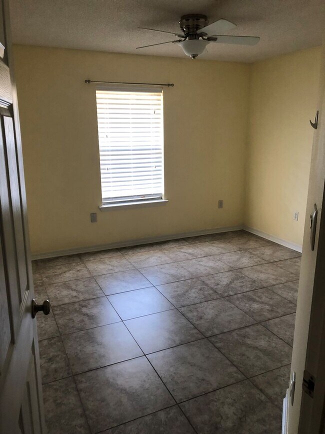 Building Photo - Available July 14, 2026 – 4 Bedroom Home in Navarre!