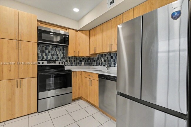 Building Photo - 3250 N Palm Aire Dr