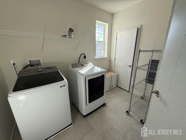 Building Photo - 243 Lohan Dr