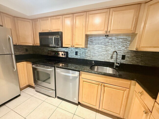 Building Photo - 2 bed 2 bath condo in Rosemary's District