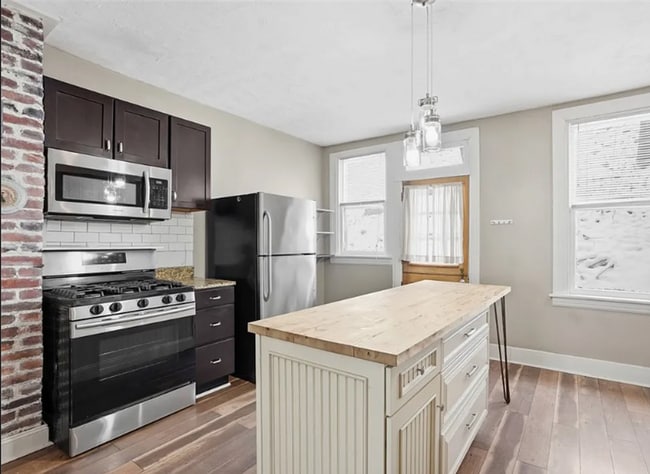 Building Photo - Charming 2 bedroom/1.5 bathroom updated home-Mt. Washington
