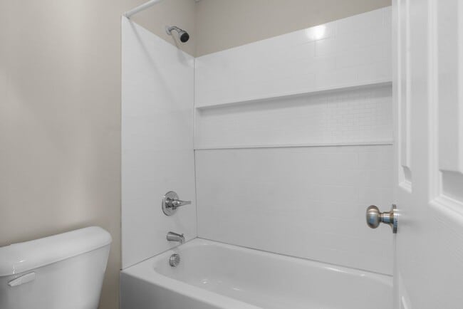 Building Photo - Freshly Remodeled 3rd Floor Apartment