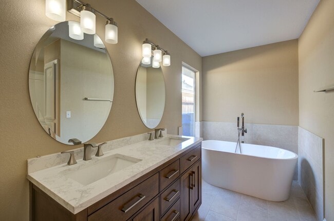 Building Photo - 8241 N Yorktown Dr