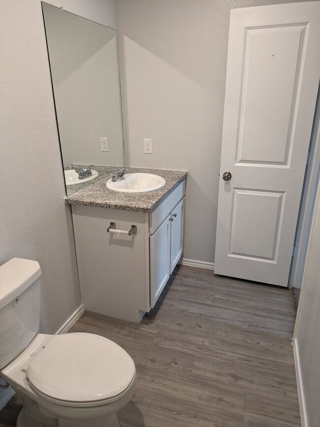 Building Photo - Beautiful 2 Story Home 4bdrm 2.5 bath