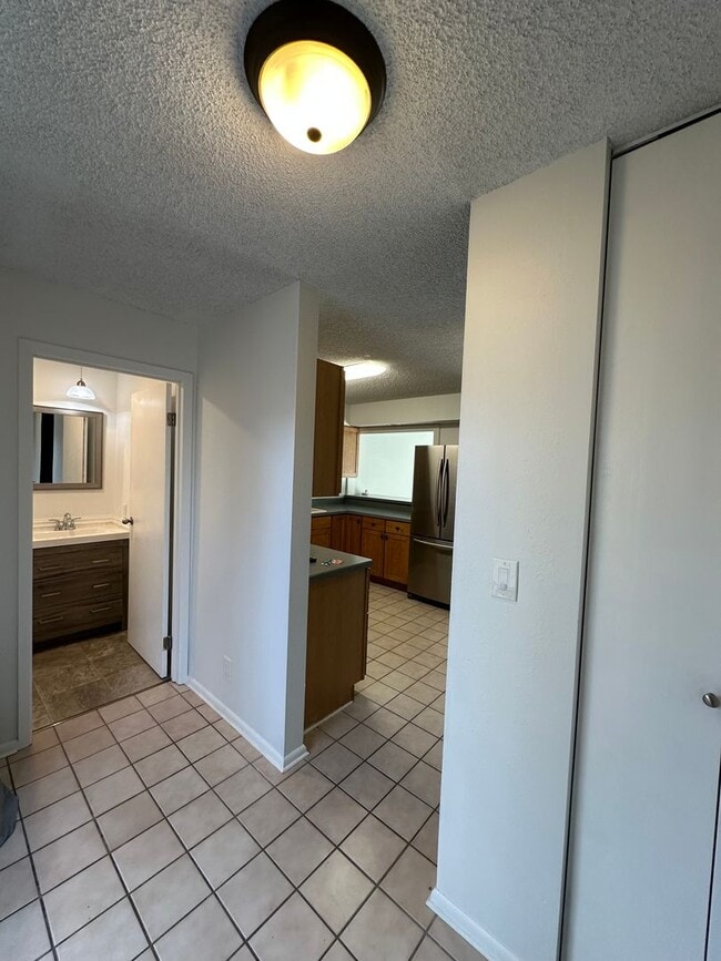 Building Photo - 2 Bedroom, 2 1/2 Bathroom Townhome located near hospitals and colleges!