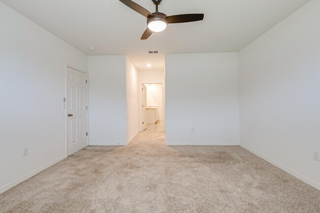 Building Photo - 2214 Capital Dr