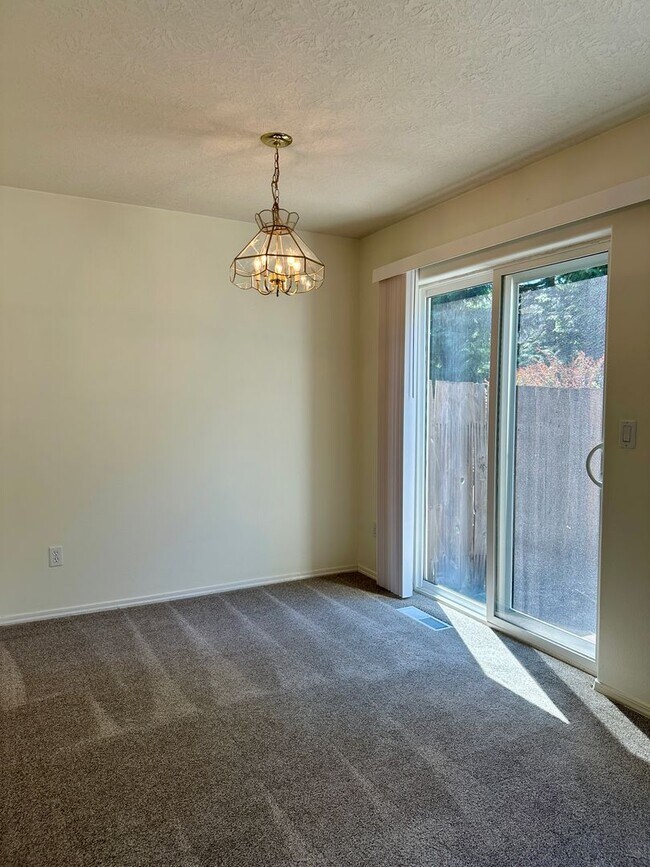 Building Photo - Large Three Bedroom Duplex in Keizer