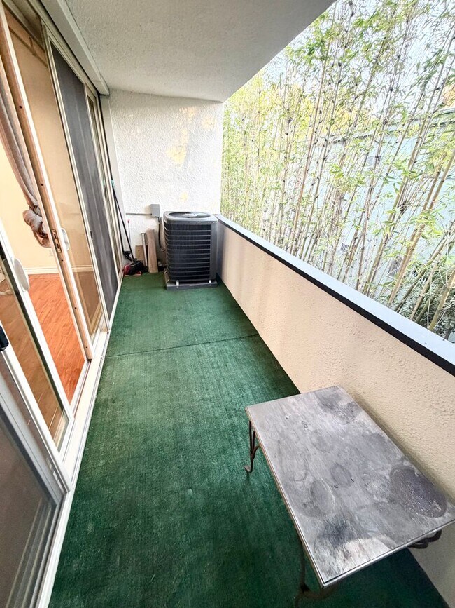 Building Photo - All utilities included 1 bedroom walking distance to Cal Tech