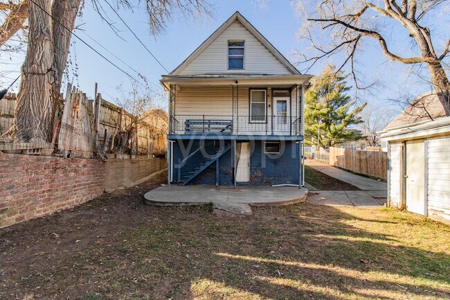 Building Photo - Available Now! | Bright 4 Bedroom / 2 Bathroom Home | 13th & Martha