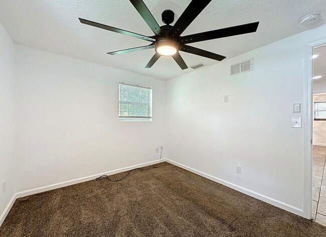 Building Photo - 2842 Lucoma Dr