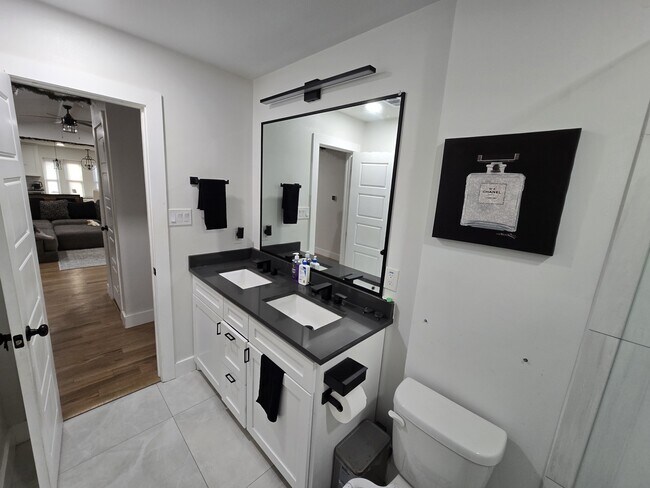 Building Photo - 5509 Edgewater Cir